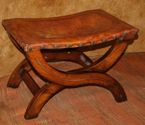 A SPECTACULAR GOTHIC STYLE VINTAGE/ANTIQUE LEATHER STOEL - STUNNING STUDDED DETAIL