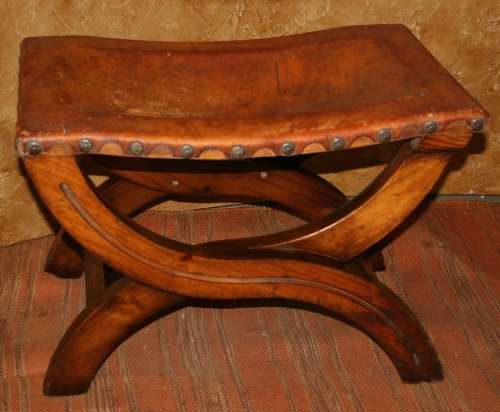 A SPECTACULAR GOTHIC STYLE VINTAGE/ANTIQUE LEATHER STOEL - STUNNING STUDDED DETAIL