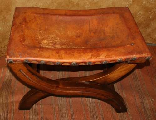 A SPECTACULAR GOTHIC STYLE VINTAGE/ANTIQUE LEATHER STOEL - STUNNING STUDDED DETAIL