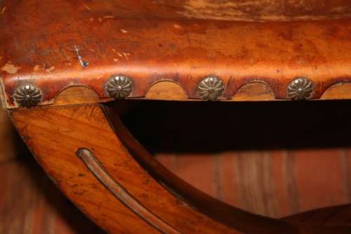 A SPECTACULAR GOTHIC STYLE VINTAGE/ANTIQUE LEATHER STOEL - STUNNING STUDDED DETAIL