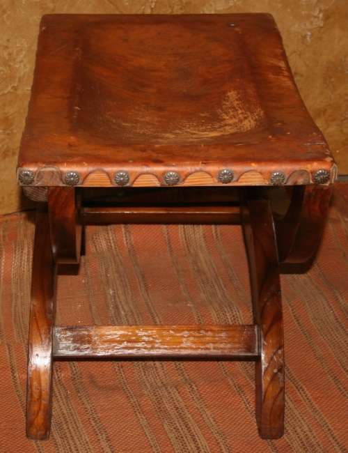 A SPECTACULAR GOTHIC STYLE VINTAGE/ANTIQUE LEATHER STOEL - STUNNING STUDDED DETAIL