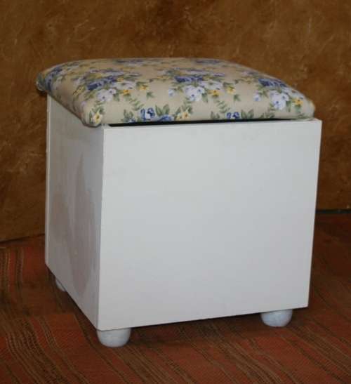 A FANTASTIC WHITE OTTOMAN WITH STORAGE SPACE INSIDE - STUNNING FLORAL FABRIC!!