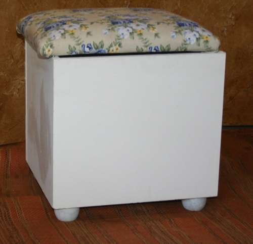 A FANTASTIC WHITE OTTOMAN WITH STORAGE SPACE INSIDE - STUNNING FLORAL FABRIC!!