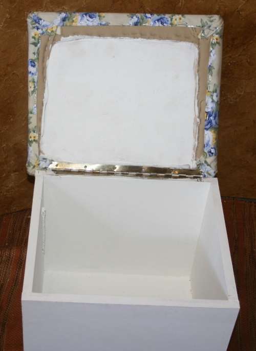 A FANTASTIC WHITE OTTOMAN WITH STORAGE SPACE INSIDE - STUNNING FLORAL FABRIC!!
