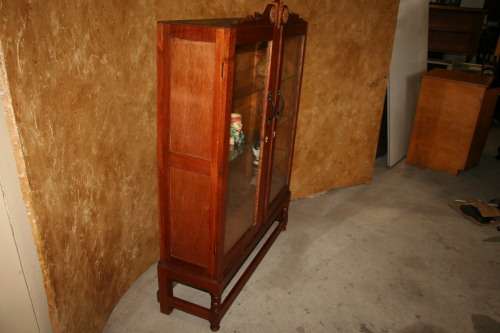 This is a truly stunning antique display cabinet.  It has fantastic detail on the front sides.