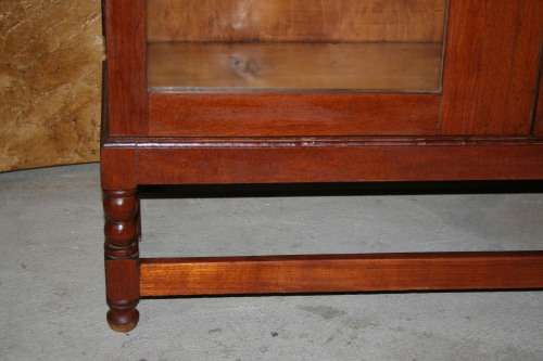 This is a truly stunning antique display cabinet.  It has fantastic detail on the front sides.