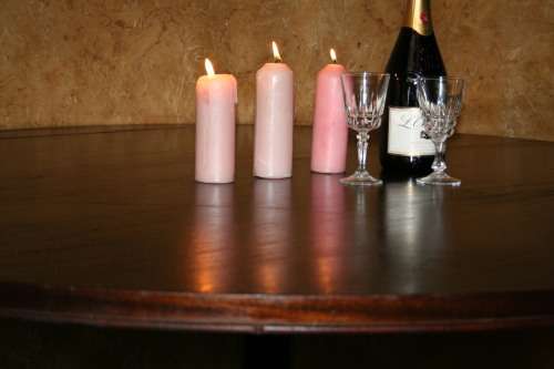 A FANTASTIC ROUND TABLE 6 TO 8 SEATER WITH STEEL LEGS - PERFECT FOR THE PATIO - OR A EXTRA TABLE