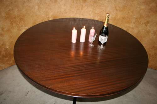 A FANTASTIC ROUND TABLE 6 TO 8 SEATER WITH STEEL LEGS - PERFECT FOR THE PATIO - OR A EXTRA TABLE
