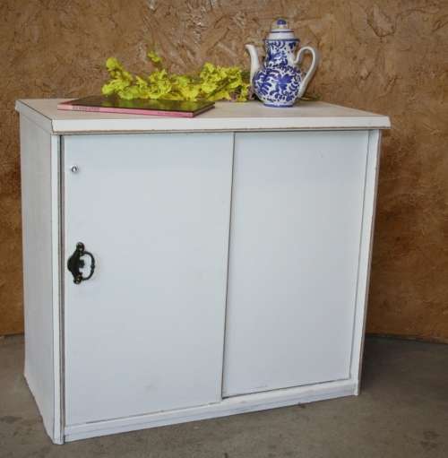 A GORGEOUS CRISP WHITE SHABBY CHIC SLIDING DOOR CUPBOARD WITH A SHELF.