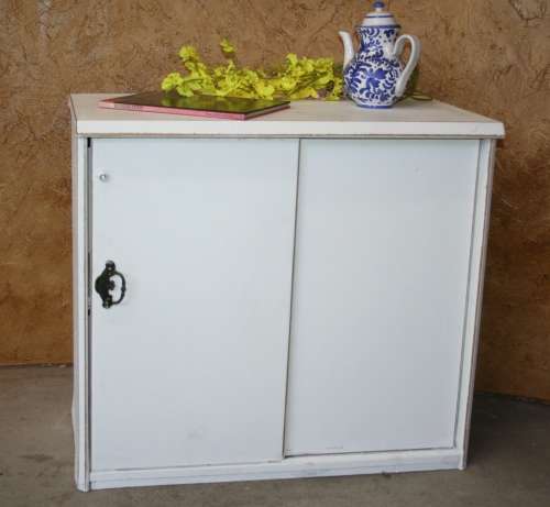 A GORGEOUS CRISP WHITE SHABBY CHIC SLIDING DOOR CUPBOARD WITH A SHELF.