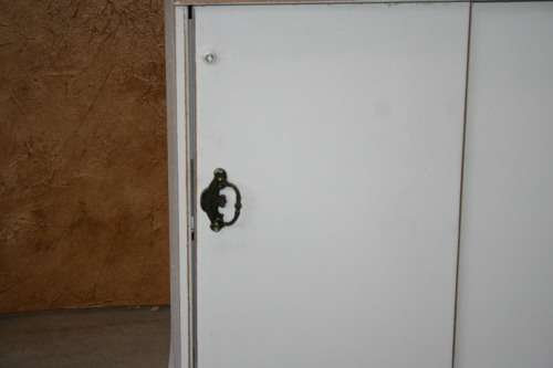 A GORGEOUS CRISP WHITE SHABBY CHIC SLIDING DOOR CUPBOARD WITH A SHELF.
