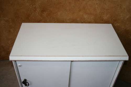 A GORGEOUS CRISP WHITE SHABBY CHIC SLIDING DOOR CUPBOARD WITH A SHELF.