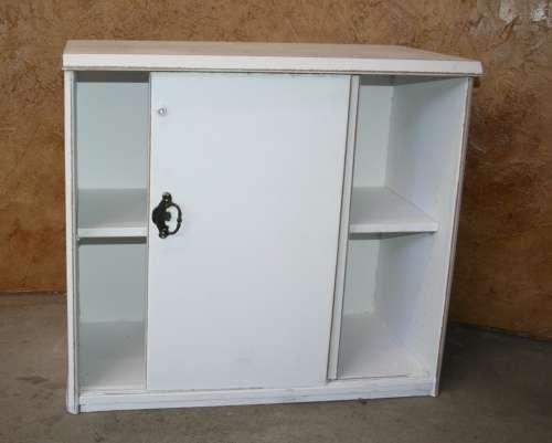 A GORGEOUS CRISP WHITE SHABBY CHIC SLIDING DOOR CUPBOARD WITH A SHELF.
