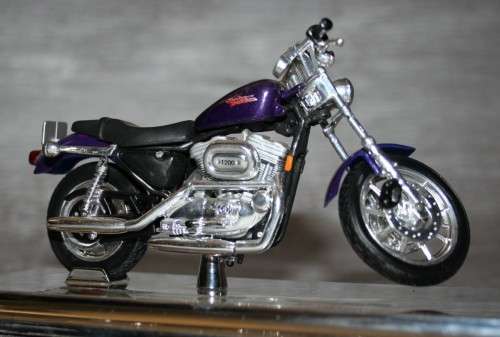 A STUNNING COLLECTABLE MAISTO FXSTDSE - 2000 SPORTSTER - 1200 CUSTOM