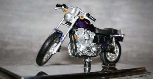 A STUNNING COLLECTABLE MAISTO FXSTDSE - 2000 SPORTSTER - 1200 CUSTOM