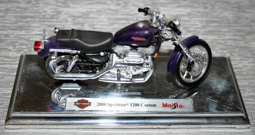 A STUNNING COLLECTABLE MAISTO FXSTDSE - 2000 SPORTSTER - 1200 CUSTOM