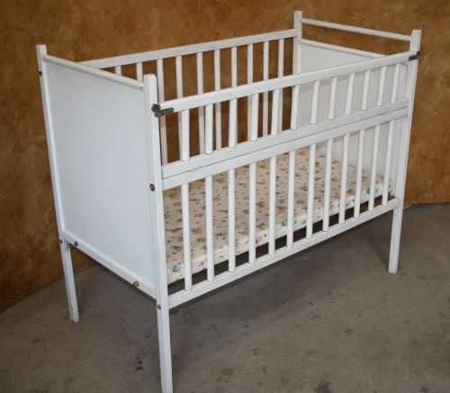 A MARVELOUS VINTAGE BABY COT WITH A DROP DOWN GATE - STUNNING!!!