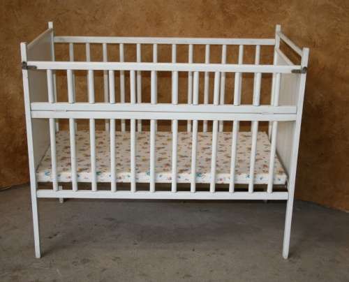 A MARVELOUS VINTAGE BABY COT WITH A DROP DOWN GATE - STUNNING!!!