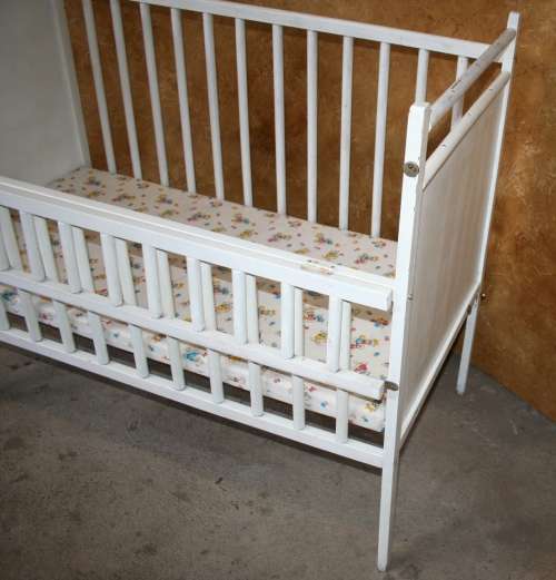 A MARVELOUS VINTAGE BABY COT WITH A DROP DOWN GATE - STUNNING!!!