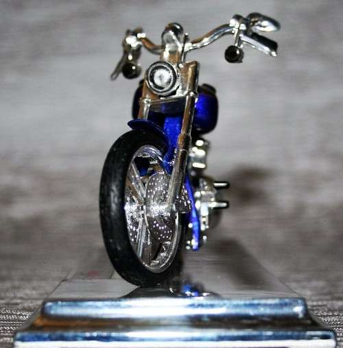 A FANTASTIC COLLECTABLE 2004 FXSTDSE CVO - MAISTO