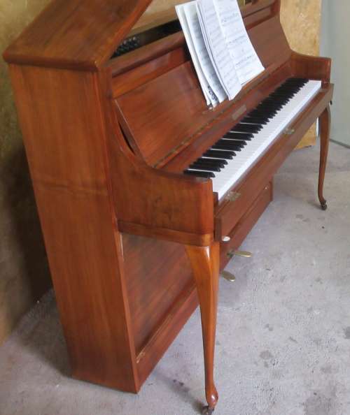 WOW WOW!!! A EXQUISITE 1958 RIPPEN PIANO IN  CONDITION ON ORIGINAL CASTERS - READY TO PLAY!!!