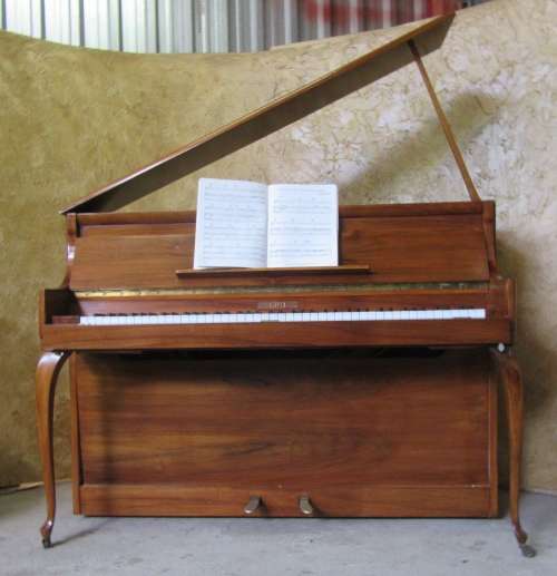 WOW WOW!!! A EXQUISITE 1958 RIPPEN PIANO IN  CONDITION ON ORIGINAL CASTERS - READY TO PLAY!!!