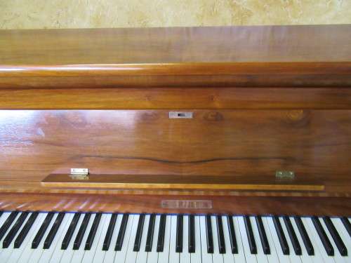 WOW WOW!!! A EXQUISITE 1958 RIPPEN PIANO IN  CONDITION ON ORIGINAL CASTERS - READY TO PLAY!!!