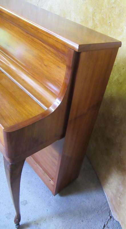 WOW WOW!!! A EXQUISITE 1958 RIPPEN PIANO IN  CONDITION ON ORIGINAL CASTERS - READY TO PLAY!!!