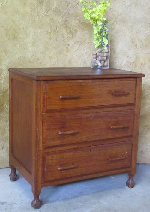 A GORGEOUS ANTIQUE CHEST OF DRAWERS WITH ORIGINAL COTTAGE STYLE HANDLES & SMALL BALL &  CLAW FEET