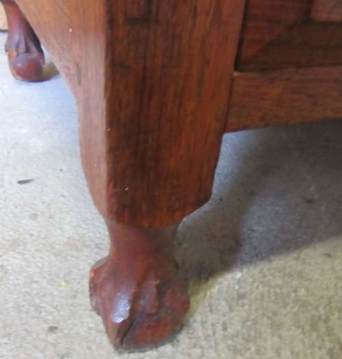 A GORGEOUS ANTIQUE CHEST OF DRAWERS WITH ORIGINAL COTTAGE STYLE HANDLES & SMALL BALL &  CLAW FEET