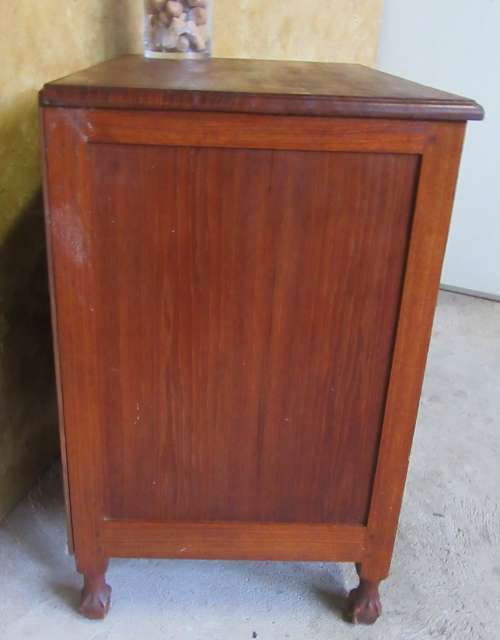 A GORGEOUS ANTIQUE CHEST OF DRAWERS WITH ORIGINAL COTTAGE STYLE HANDLES & SMALL BALL &  CLAW FEET