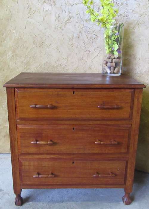 A GORGEOUS ANTIQUE CHEST OF DRAWERS WITH ORIGINAL COTTAGE STYLE HANDLES & SMALL BALL &  CLAW FEET