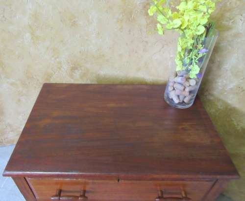 A GORGEOUS ANTIQUE CHEST OF DRAWERS WITH ORIGINAL COTTAGE STYLE HANDLES & SMALL BALL &  CLAW FEET