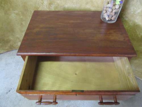 A GORGEOUS ANTIQUE CHEST OF DRAWERS WITH ORIGINAL COTTAGE STYLE HANDLES & SMALL BALL &  CLAW FEET