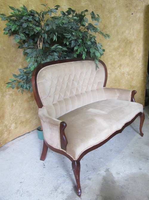WOW!!! A STUNNING VINTAGE DARK CREAM QUEEN ANNE PARLOUR COUCH IN GOOD CONDITION!!!
