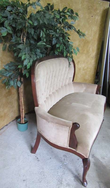 WOW!!! A STUNNING VINTAGE DARK CREAM QUEEN ANNE PARLOUR COUCH IN GOOD CONDITION!!!