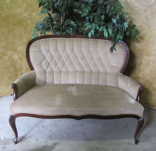 WOW!!! A STUNNING VINTAGE DARK CREAM QUEEN ANNE PARLOUR COUCH IN GOOD CONDITION!!!