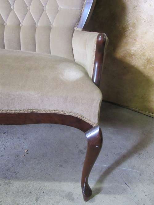 WOW!!! A STUNNING VINTAGE DARK CREAM QUEEN ANNE PARLOUR COUCH IN GOOD CONDITION!!!