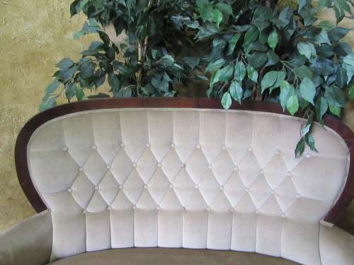 WOW!!! A STUNNING VINTAGE DARK CREAM QUEEN ANNE PARLOUR COUCH IN GOOD CONDITION!!!