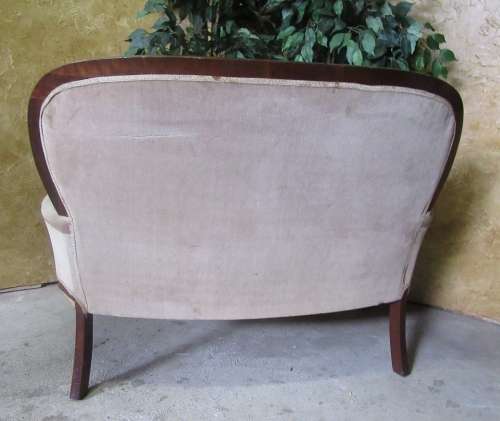 WOW!!! A STUNNING VINTAGE DARK CREAM QUEEN ANNE PARLOUR COUCH IN GOOD CONDITION!!!