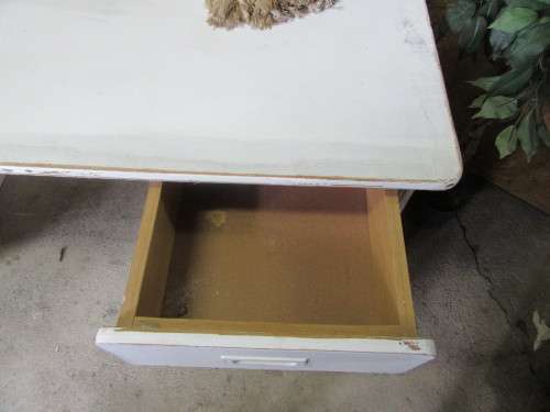 A FANTASTIC WHITE TWO DRAWER DESK MIDDLE SIZE PERFECT FOR KIDS BEDROOM OR SMALER OFFICE - STUNNING!!