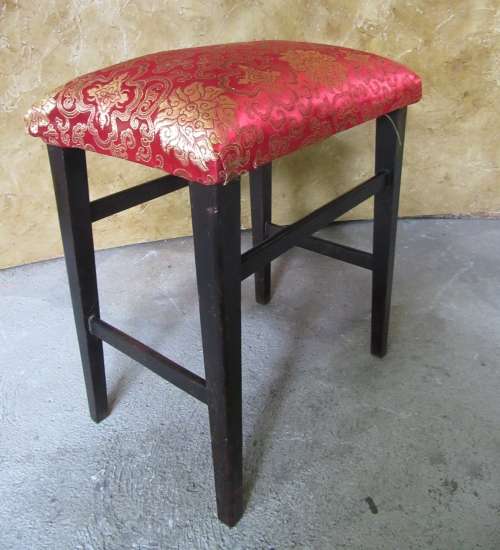 A STYLISH SIDE STOEL OR FOOT STOEL COVERD IN A EXQUISITE ORIENTAL STYLE FABRIC