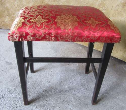 A STYLISH SIDE STOEL OR FOOT STOEL COVERD IN A EXQUISITE ORIENTAL STYLE FABRIC