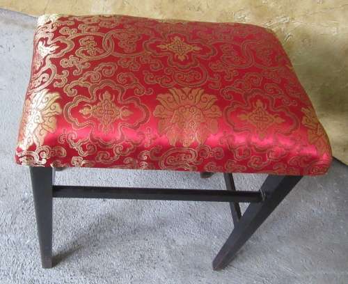 A STYLISH SIDE STOEL OR FOOT STOEL COVERD IN A EXQUISITE ORIENTAL STYLE FABRIC