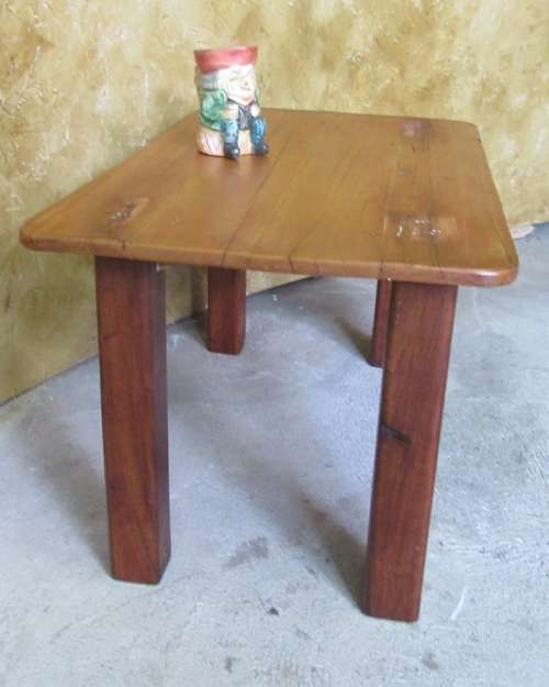 A MAGNIFICENT SOLID WOOD COFFEE TABLE PERFECT FOR THAT SMALER SPACE OR NEXT TO A LARGE SOFA
