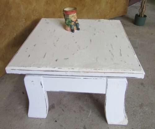 A CRISP WHITE SHABBY CHIC - COFFEE/OCCASIONAL TABLE - FOR THAT SPECIAL ROOM OR PATIO
