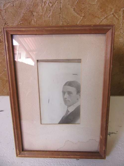 A  MARVELOUS VINAGE WOODEN PICTURE FRAME - FOR THAT SPECIAL PICTURE OR PAINTING