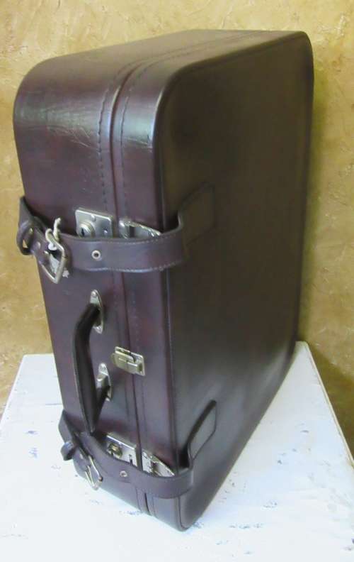 A FANTASTIC VINTAGE SUITCASE - SHABBY CHIC DECOR -
