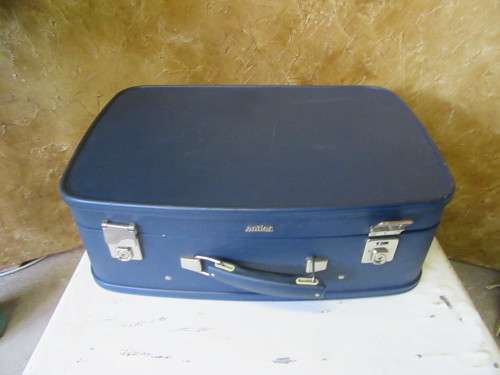 A FANTASTIC VINTAGE SUITCASE - SHABBY CHIC DECOR -