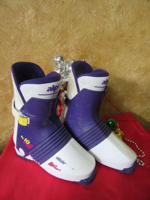A PAIR OF ALPINA SKEE/SNOW BOOTS